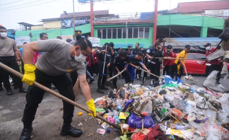 Ajak Masyarakat Jaga Kebersihan, Polda Kalsel Lakukan Aksi Bersih-bersih di 3 Lokasi Strategis Kota Banjarmasin