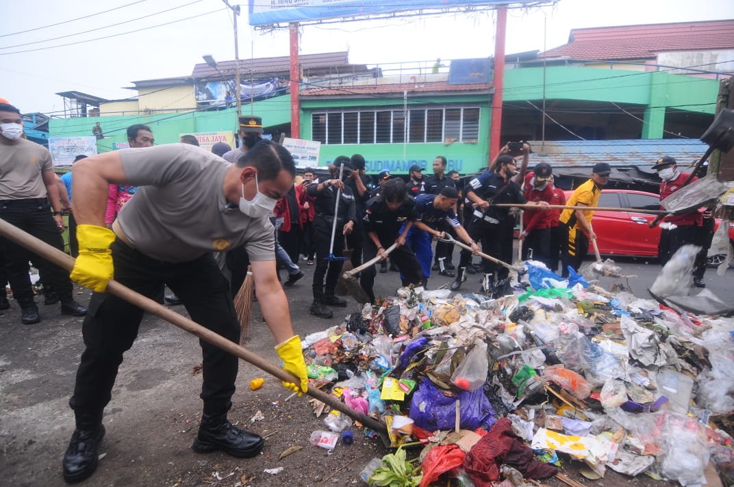Ajak Masyarakat Jaga Kebersihan, Polda Kalsel Lakukan Aksi Bersih-bersih di 3 Lokasi Strategis Kota Banjarmasin