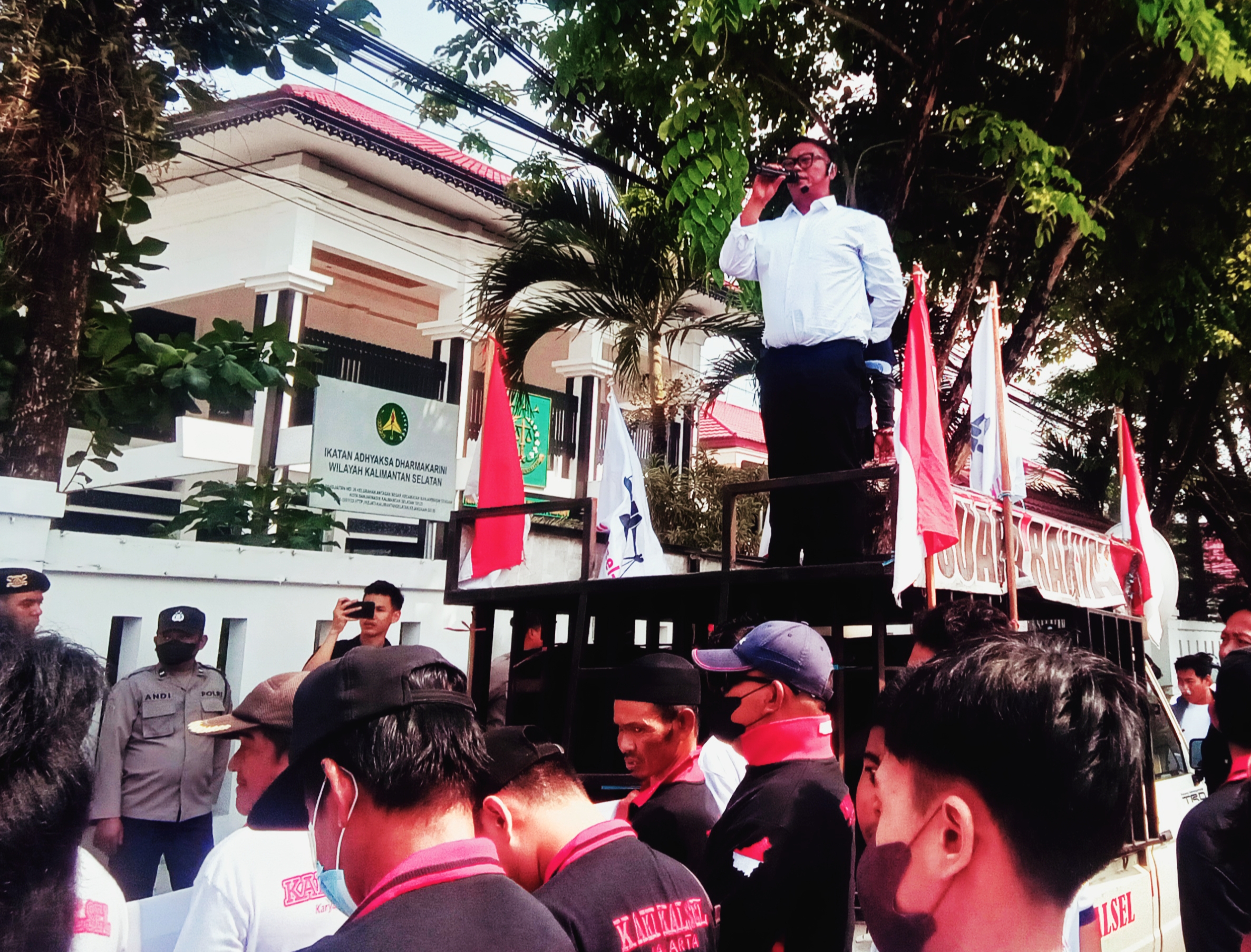 LSM KAKI Kalsel Gelar Unjuk Rasa di 2 Provinsi Serentak, Husaini : Injustice Anywhere is a Threat to Justice Everywhere
