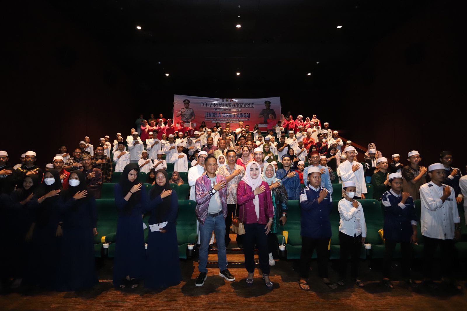 Momen Tahun Baru Islam, Kapolresta Banjarmasin Ajak Ratusan Anak Yatim Nonbar  Film Jendela Seribu Sungai