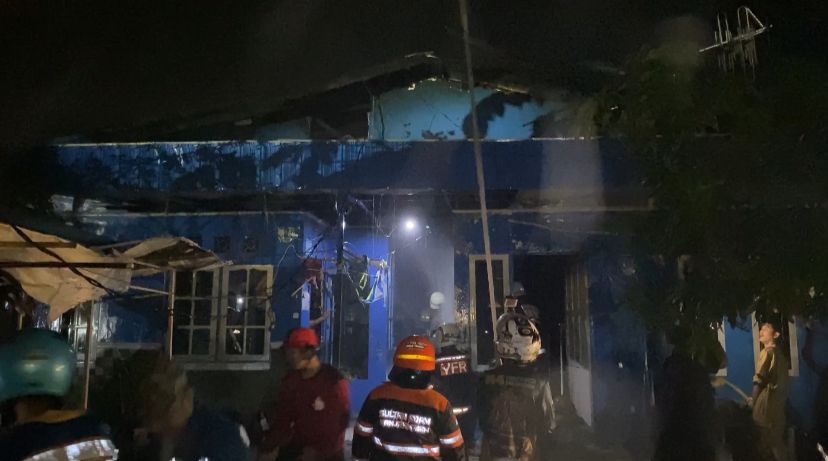 Api Amuk Komplek Es Terang, Dua Orang Luka Bakar