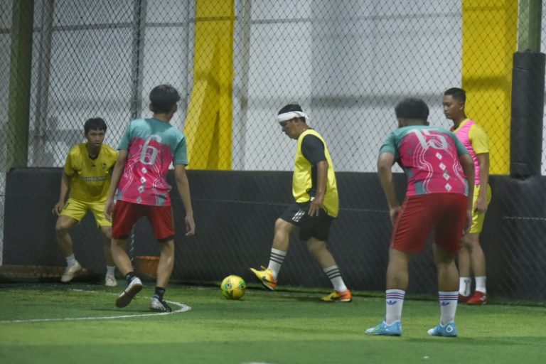 Warga Desa Bincau Muara dan Tunggul Irang Diajak Paman Birin Ajak Main Futsal dan Nonbar