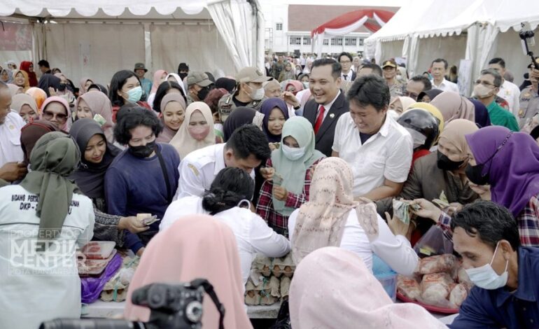 Ratusan Warga Serbu Pasar Murah Di Lapangan Murjani