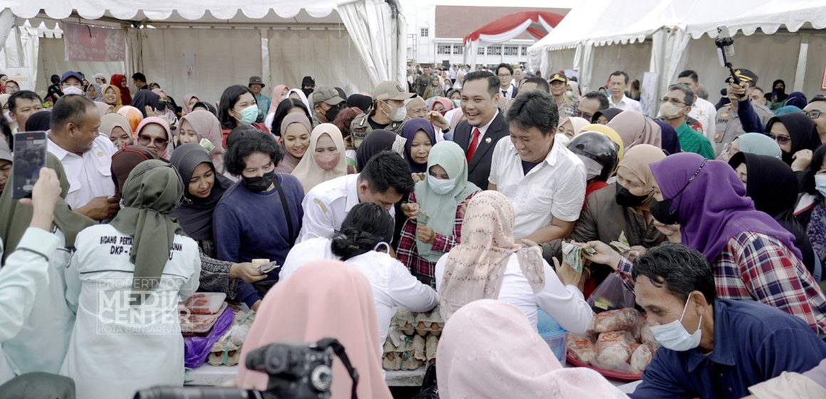Ratusan Warga Serbu Pasar Murah Di Lapangan Murjani
