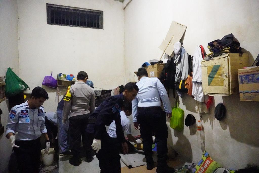Geledah Lapas Narkotika Karang Intan , Petugas Temukan Sajam Rakitan