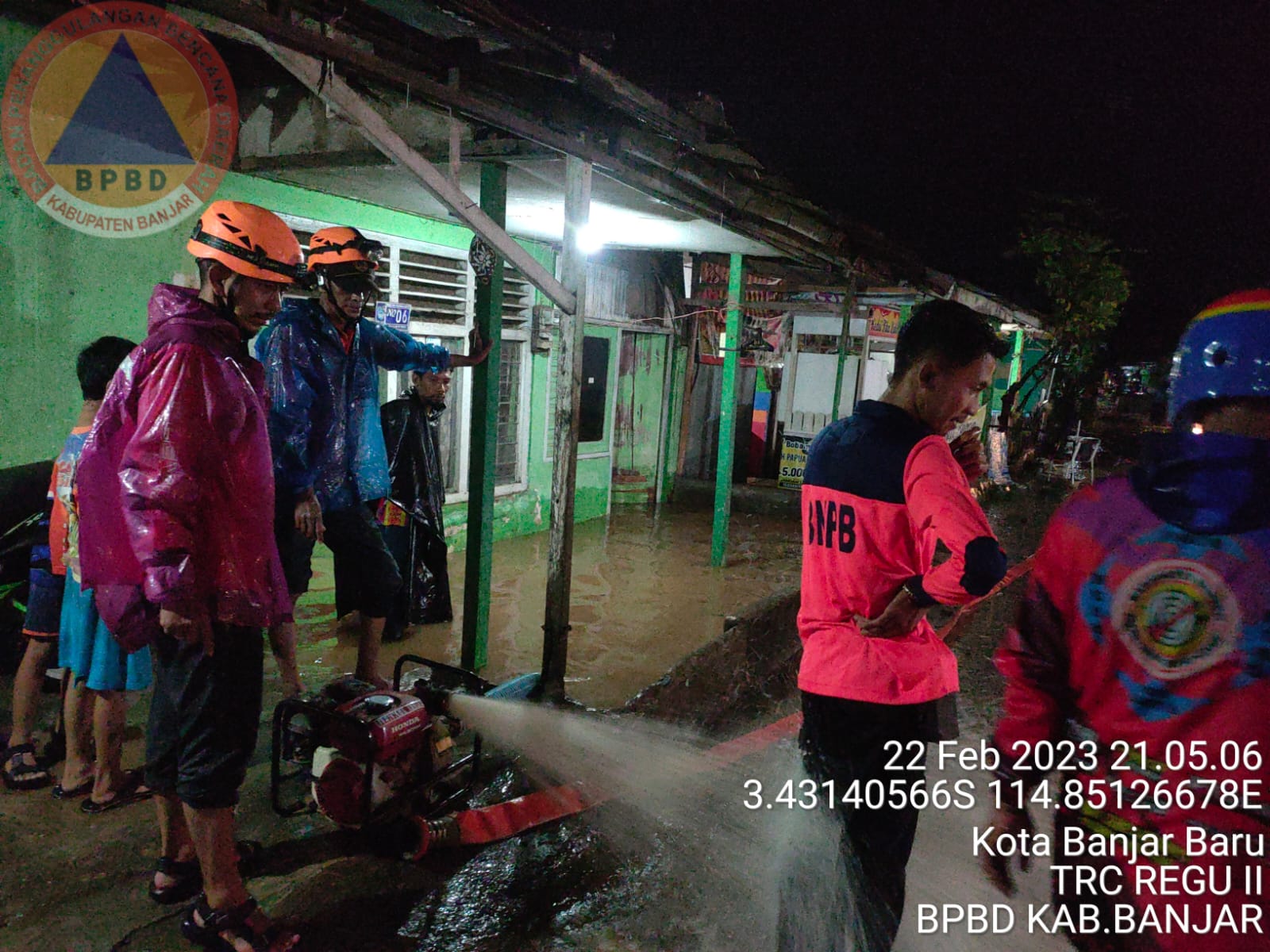 Gunakan Mesin Alkon, BPBD Banjar Sedot Genangan Banjir Di Guntung Alaban