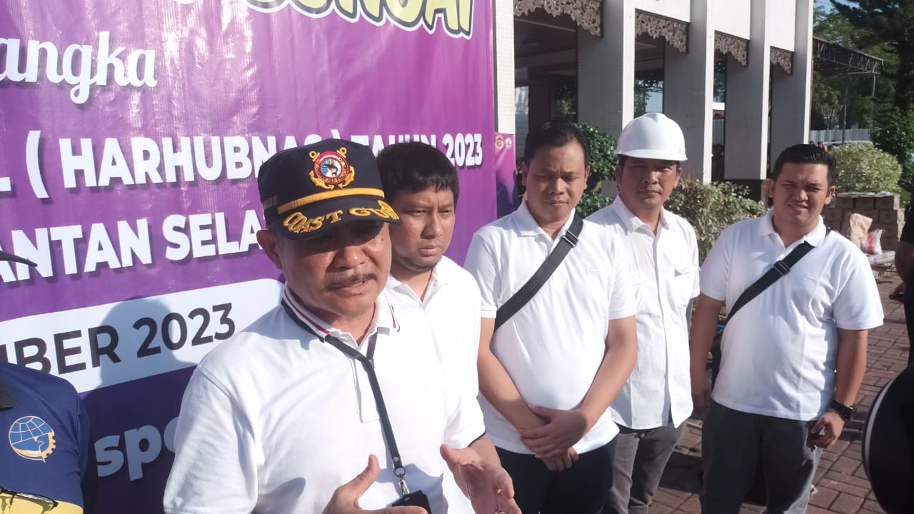 KSOP Kelas 1 Kota Banjarmasin Memperkenalkan Inovasi Baru: Tempat Sampah Apung dalam Rangka Peringatan HARHUBNAS