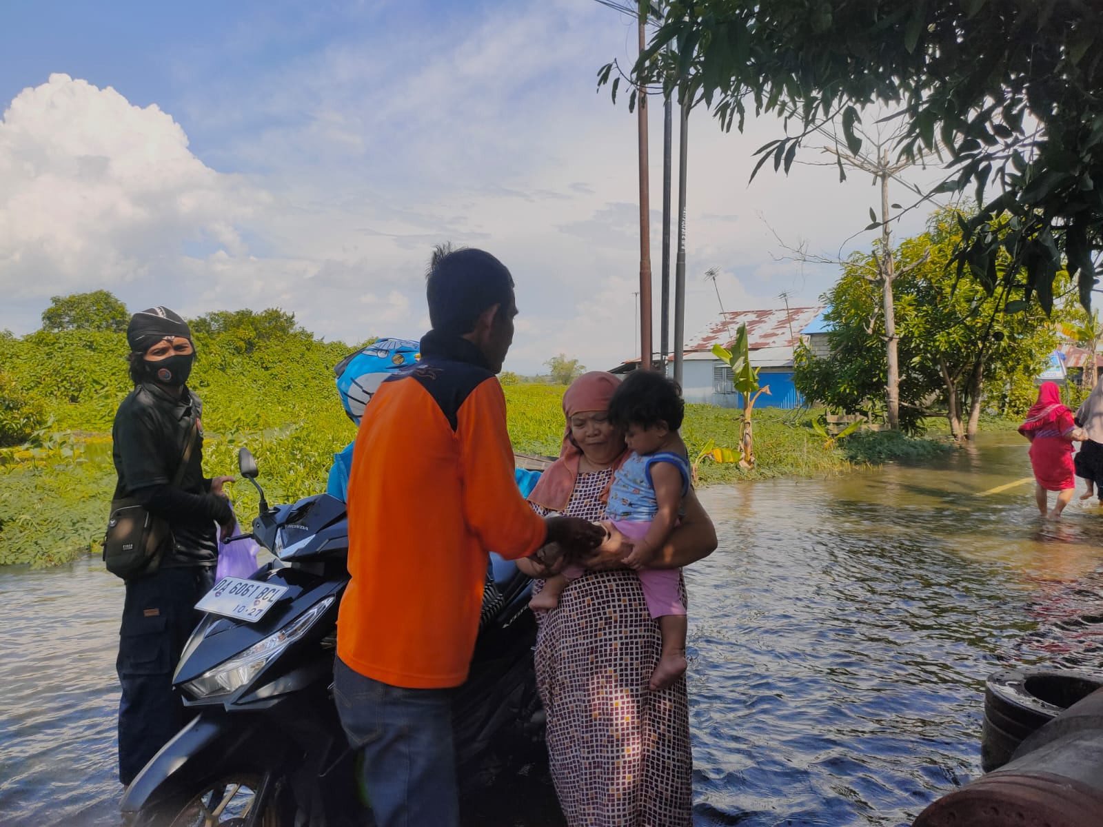BPBD Banjar Buka Dapur Umum Dan Bagikan Makanan Untuk Masyarakat Terdampak Banjir