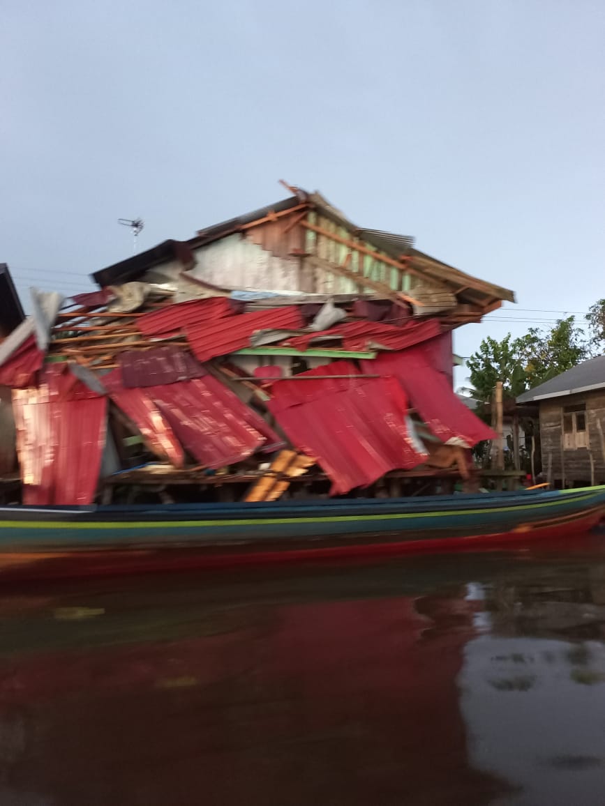 Tersapu Angin, Dua Tongkang Hantam Puluhan Rumah Warga Keladan