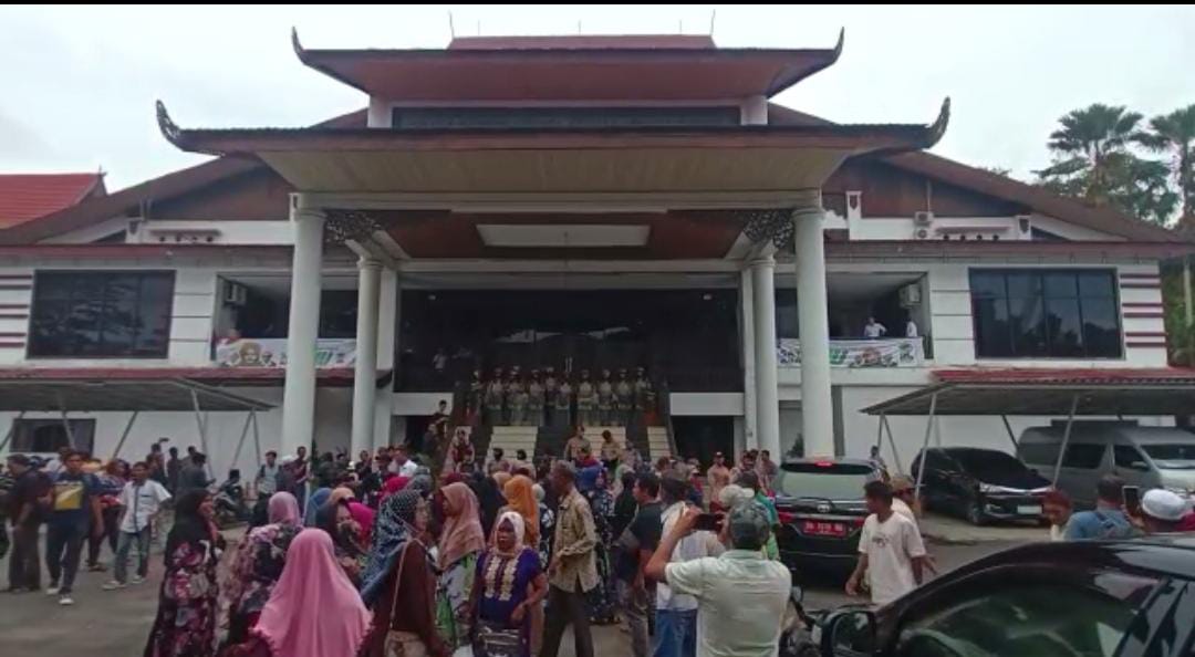 Ratusan Warga Tambak Anyar Ulu Ngluruk Ke DPRD Banjar, Tuntut Kades RM Mundur