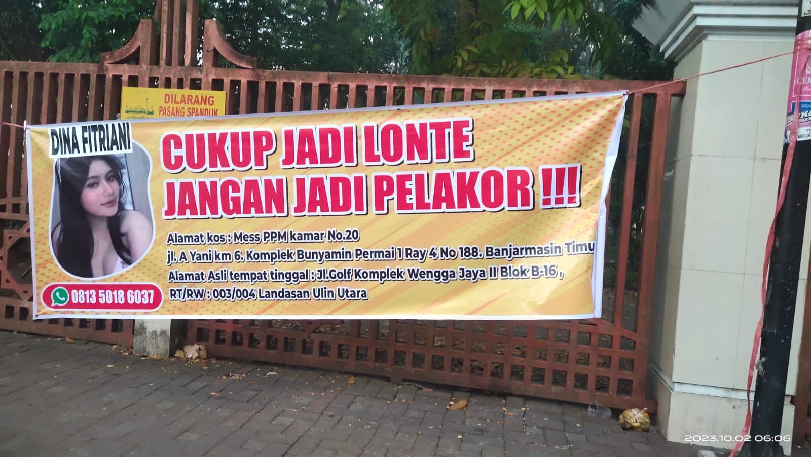 Viral ! Spanduk Pelakor Terpasang di Pagar Masjid Raya Sabilal Muhtadin