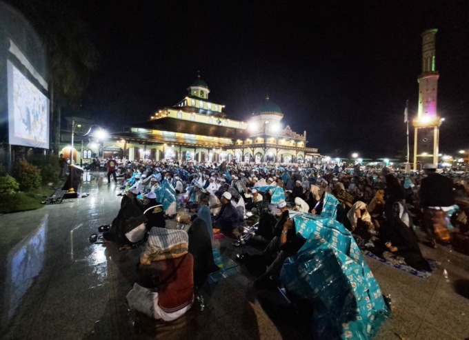 Puluhan Ribu Jemaah Hadiri Haul Ke-3 Abah Guru Zuhdi