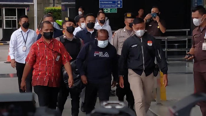 Enam Bulan Pelarian Ke Papua Nugini ,Ricky Ham Pagawak Akhirnya Tertangkap Oleh KPK Di Jayapura