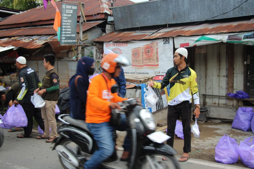 Pemprov Kalsel Bagikan 5.000 Paket Makanan Ke Jemaah Haul Abah Guru Zuhdi