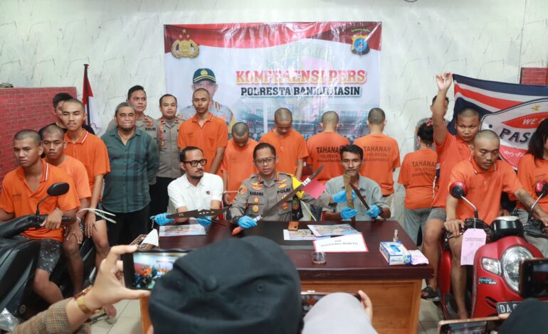 GANGSTER -Kapolresta Banjarmasin Kombes Pol Sabama Atmojo Martosumito saat menggelar pelaku anggota Gengster Pasber yang meresahkan masyarakat Banjarmasin karena ulah pengeroyokan tanpa motif, Kamis (26/10/2023) sore. (foto:ist)