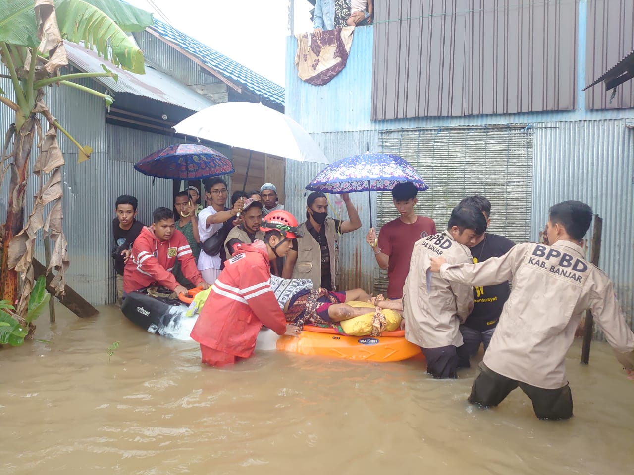 DPKP Banjar Evakuasi Orang Sakit di Tengah Kepungan Banjir