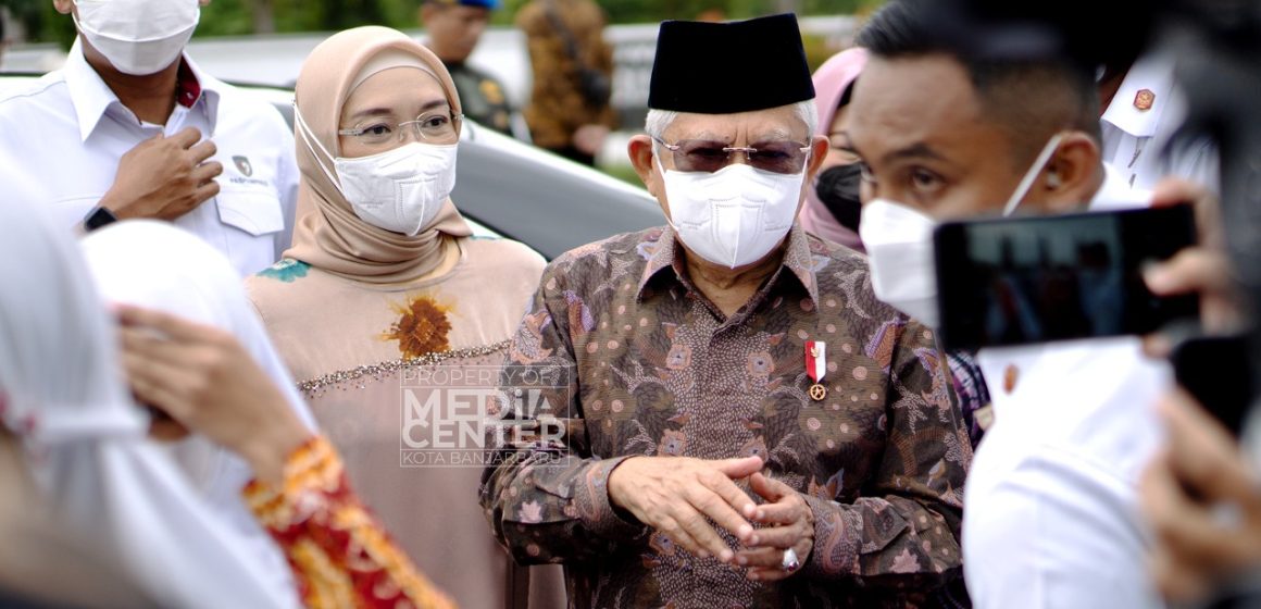 Wapres Ma’ruf Amin  Bagikan Peralatan Sekolah Untuk Siswa-siswi SDN 1 Syamsudin Noor-
