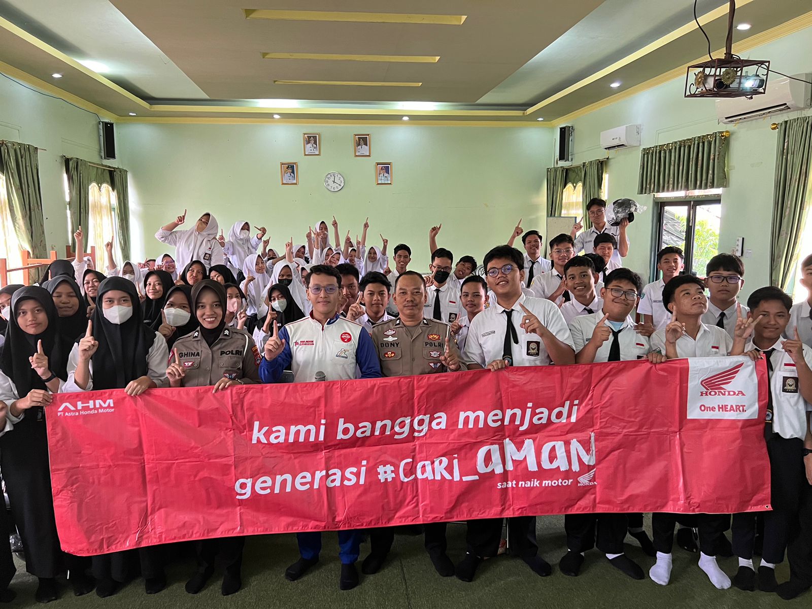 Trio Motor Edukasi Safety Riding di SMAN 1 Banjarmasin