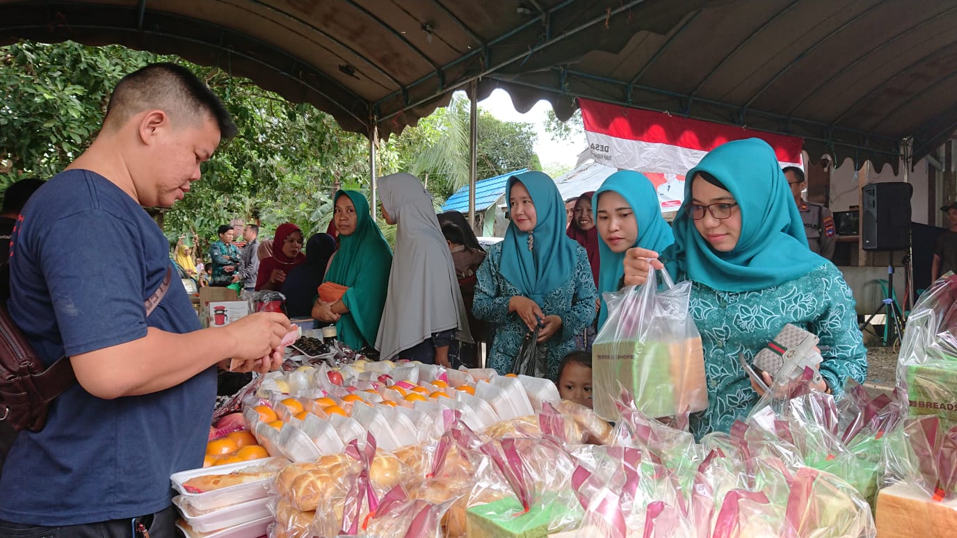 Kurangi Beban Ekonomi Warga, DKUKMPP Balangan Gelar Pasar Murah