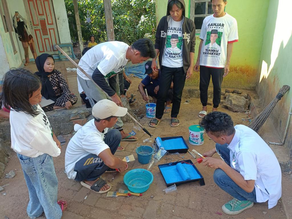 Bukti Kepedulian Santri Ganjar di Tanah Laut, Cat Ulang Musala dan Kerja Bakti