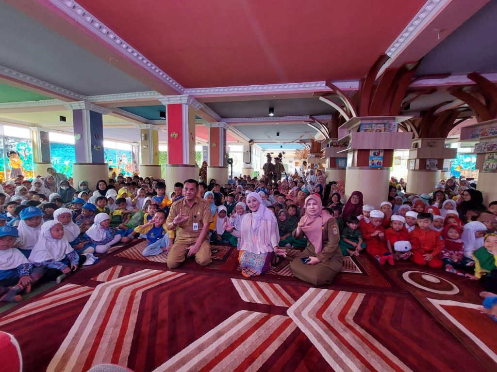 Ria Enes Dan Susan Tampil Memukau Ratusan Anak Paud Di Perpustakaan Palnam