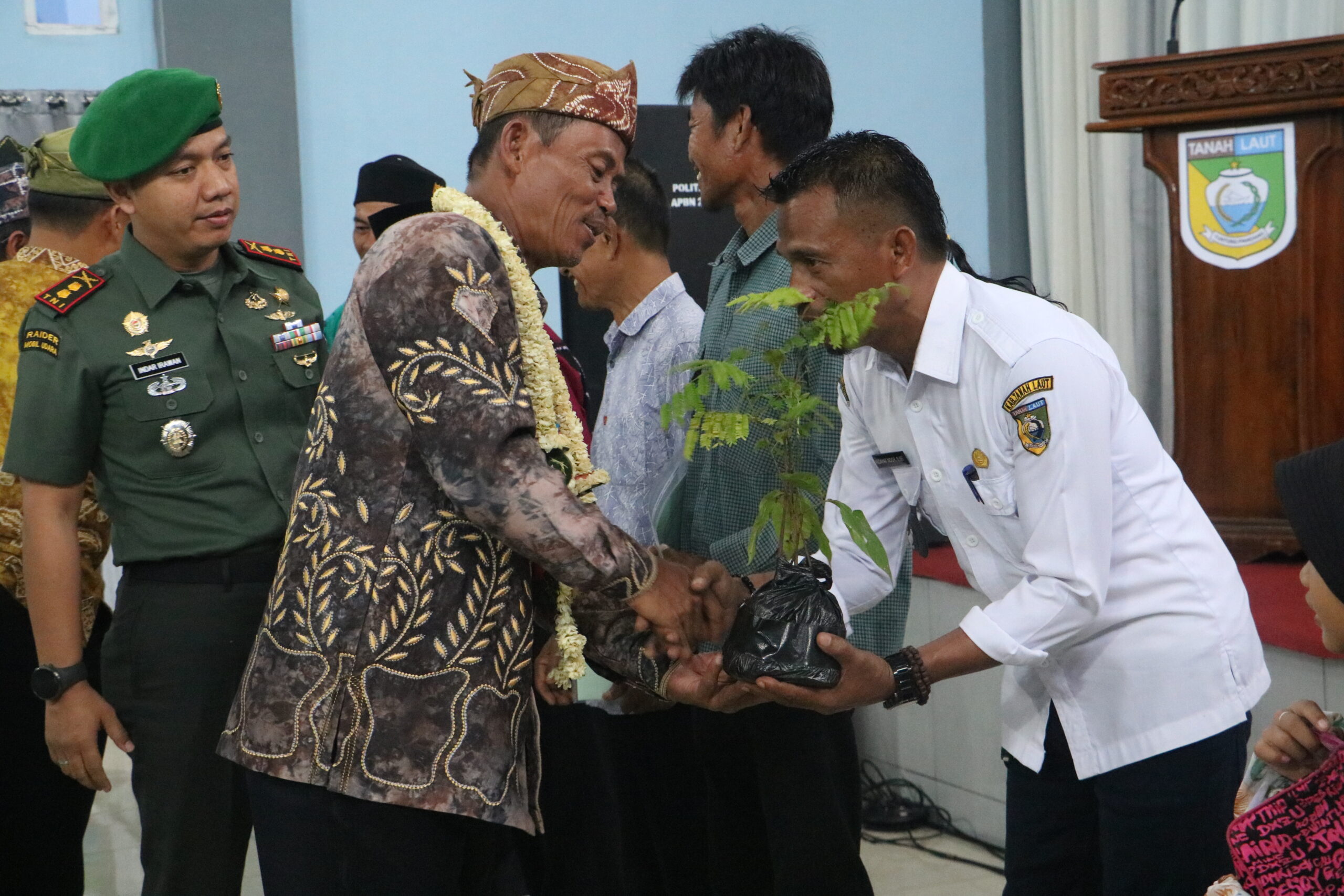 Sukamta Serahkan 200 Bibit Tanaman Untuk Warga Desa Panggung