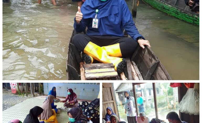 Naiki Perahu , Tim Medis Terjun Ke Wilayah Sungai Tabuk Untuk Layani Kesehatan Warga Terdampak Banjir