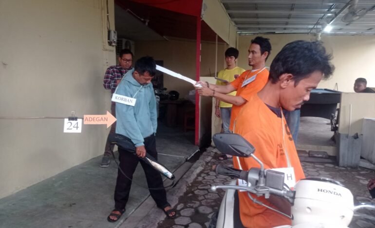 REKON PEMBUNUHAN - Pelaku pembunuhan Ahmad Berkati di Terminal Antasari dengan pelaku Imi Otek saat meragakan dia menyerang korban, Jumat (20/10/2023) sore. (foto:ist)