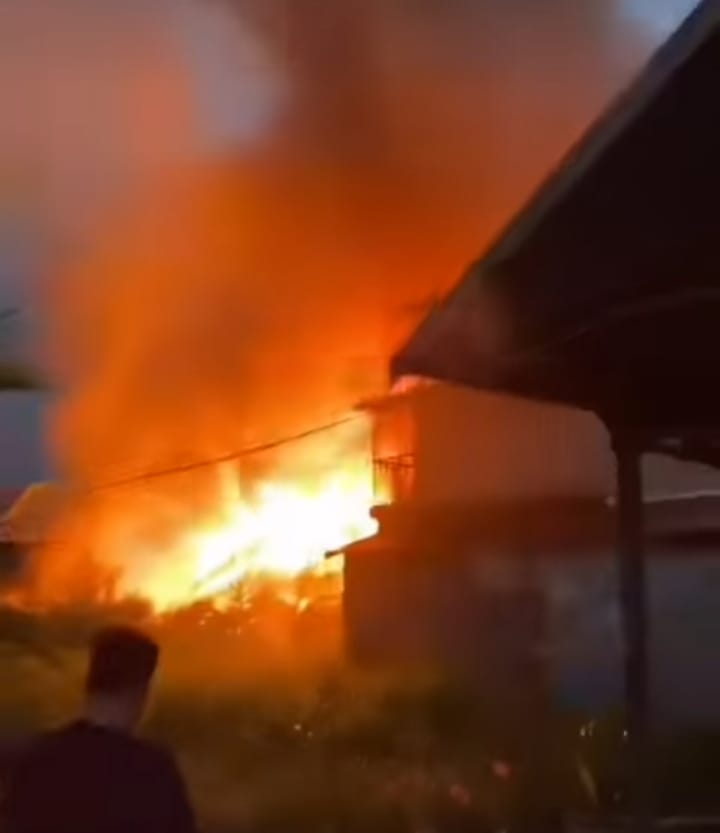 Hari Kedua Lebaran, Api Amuk  Tiga Rumah Kost  di Cendana Banjarmasin