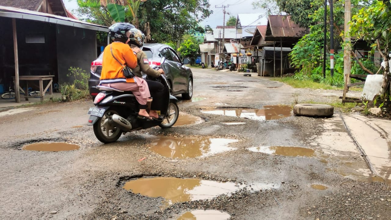 Warga Desa Pudak Keluhkan Kondisi Jalan Rusak