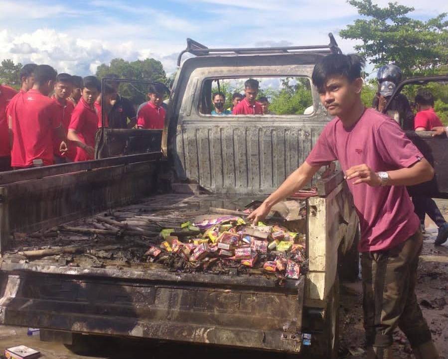 Mobil Pickup Bermuatan Kembang Api Hangus Terbakar di Gambut