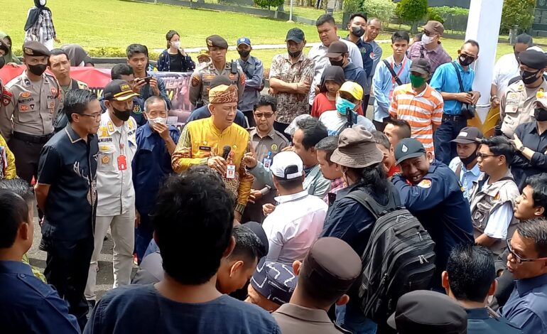 Puluhan Anggota LSM Ngeluruk ke Kantor Bupati Tala Pertanyakan IMB Perusahaan Ternak