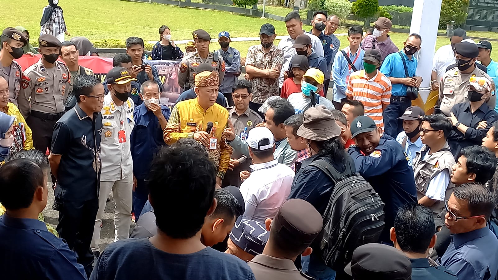 Puluhan Anggota LSM Ngeluruk ke Kantor Bupati Tala Pertanyakan IMB Perusahaan Ternak
