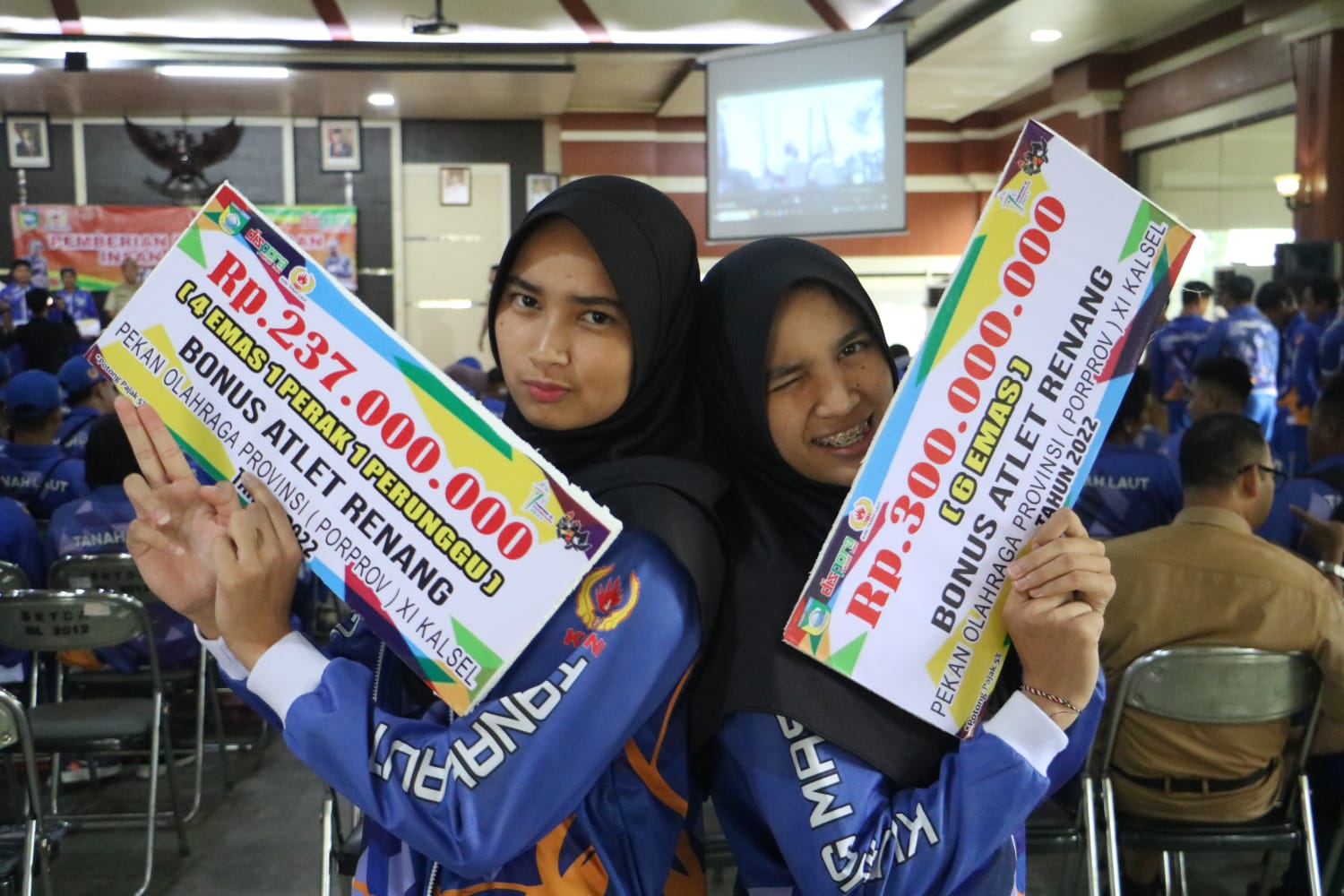 Dua Atlet Renang Putri Bersaudara , Terima Bonus Setengah Miliar Lebih Dari Pemkab Tala