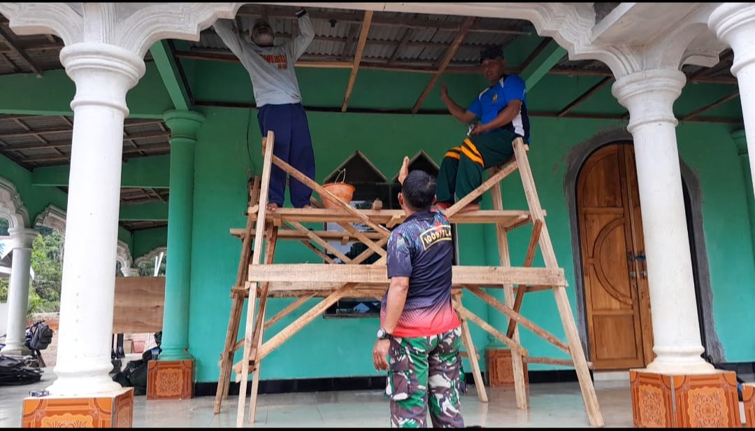 Warga Desa Telaga Langsat Antusias Bantu Rehab Masjid