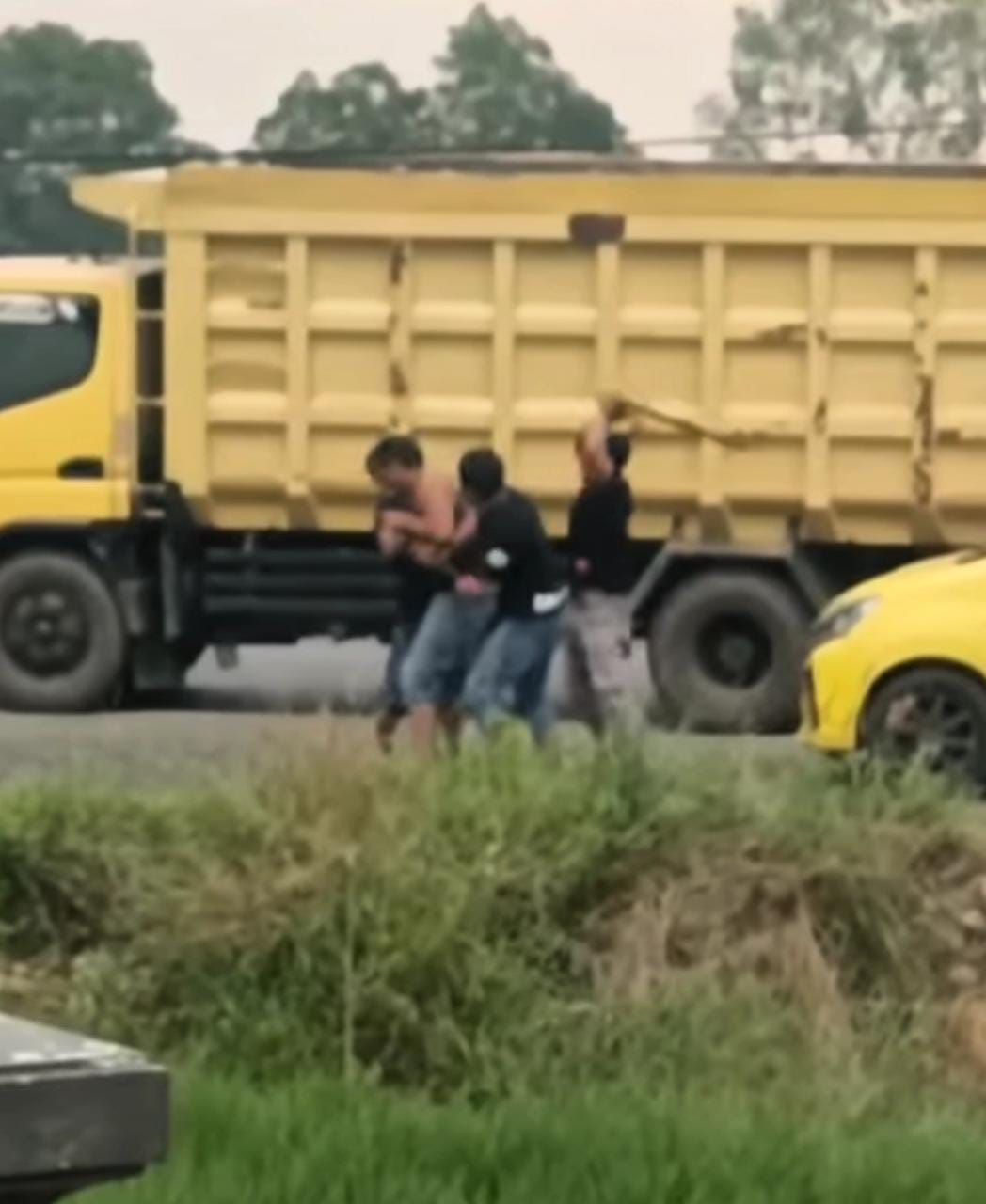 Viral ! Video Pengendara Mobil Alya  Keroyok Sopir Truck Hingga Luka Parah.