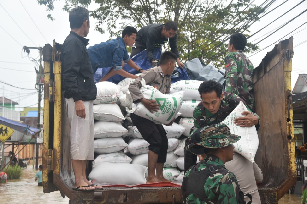 TNI-Polri dan Pemkab HSS Salurkan Bantuan Bagi Korban Banjir