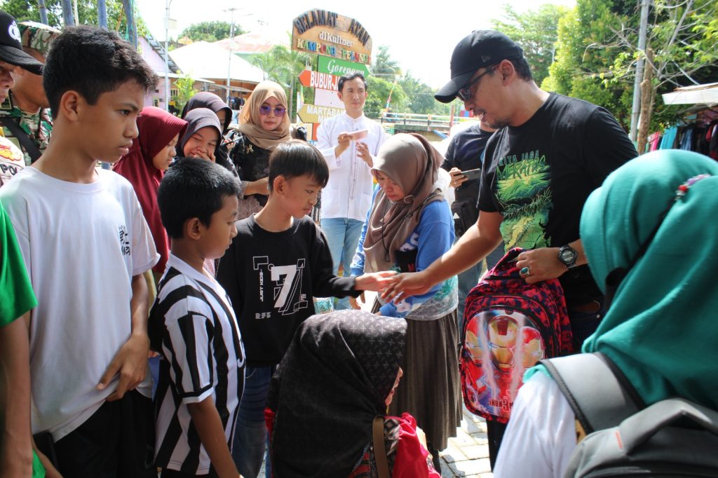 Disdik Banjarbaru Bagikan 150 Paket Peralatan Belajar Bagi Siswa Terdampak Banjir