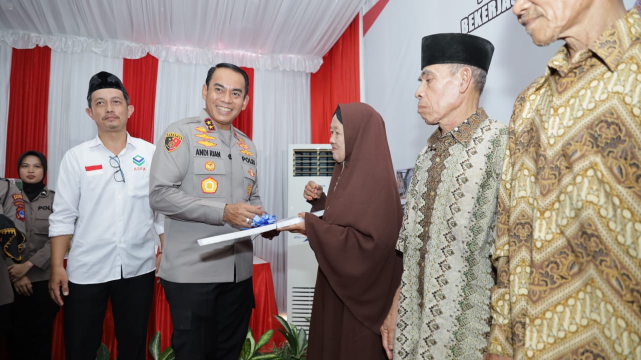 Kapolda Kalsel Resmikan Program Bedah Rumah dan Berikan Bantuan Sembako Kepada Warga Balangan