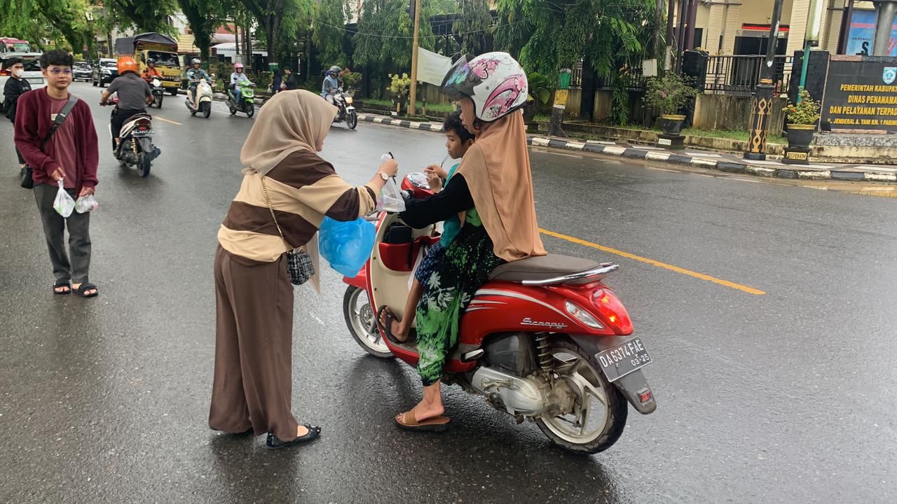 ITS Mandiri Bagikan Takjil Bagi Pengguna Jalan di Bundaran Paringin
