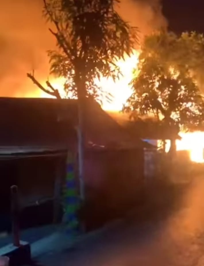 BREAKING NEWS: Jelang Tengah Malam, Api Berkobar di Komplek DPR Banjarmasin