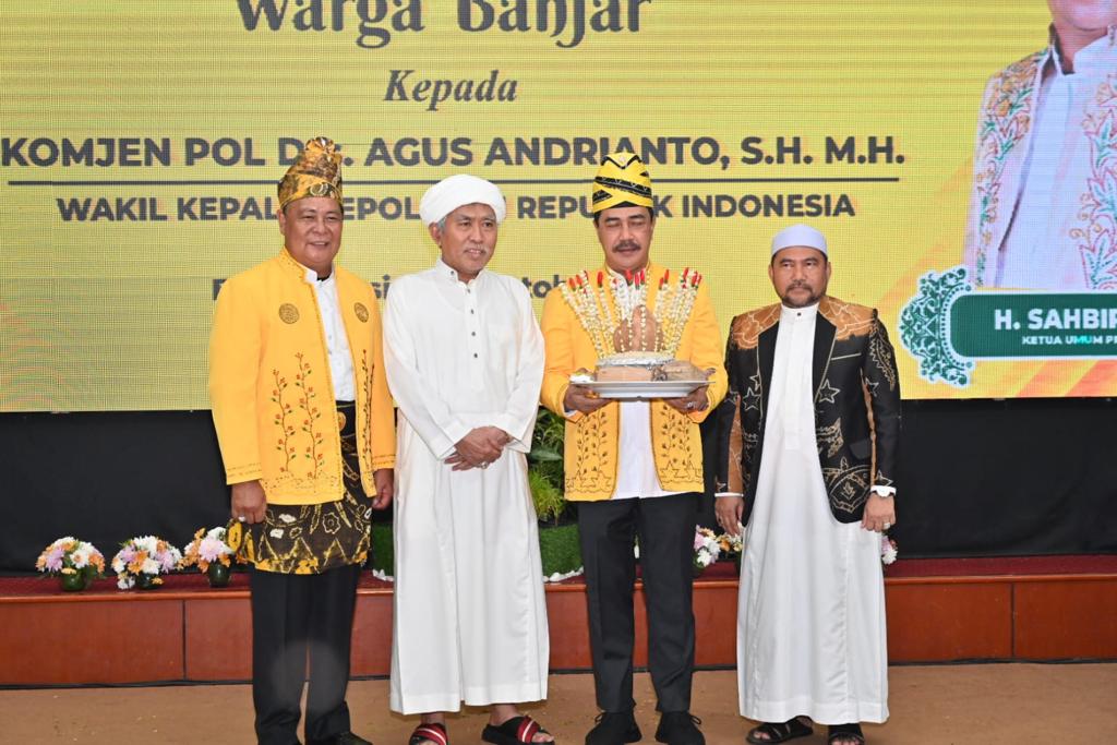 Jaga Kamtibmas, Wakapolri Komjen Pol Agus Andrianto Dianugerahi Warga Kehormatan Kerukunan Bubuhan Banjar