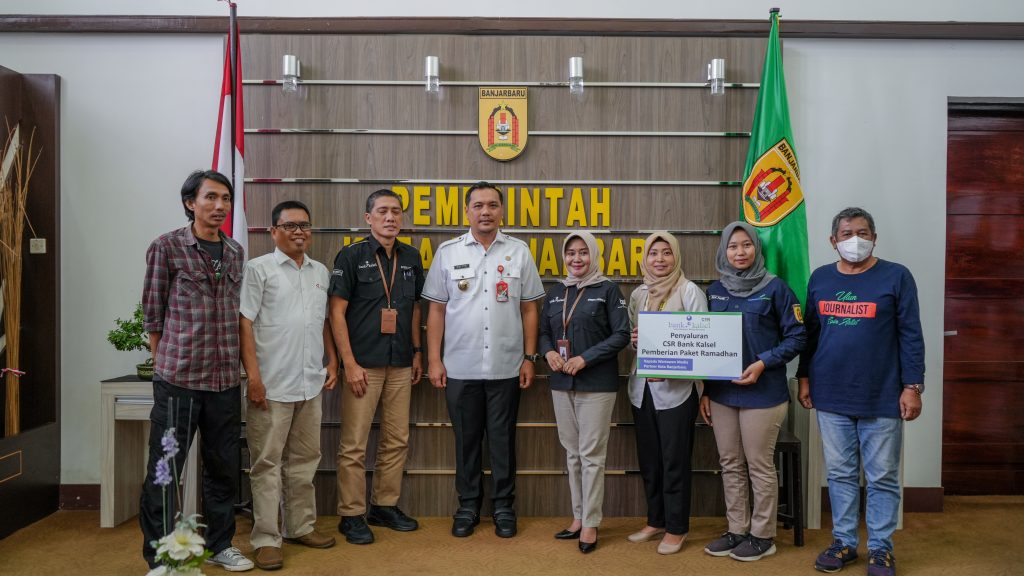 Bank Kalsel Bagikan Ratusan Paket Ramadhan Bagi Pensiunan ASN dan Wartawan di Banjarbaru