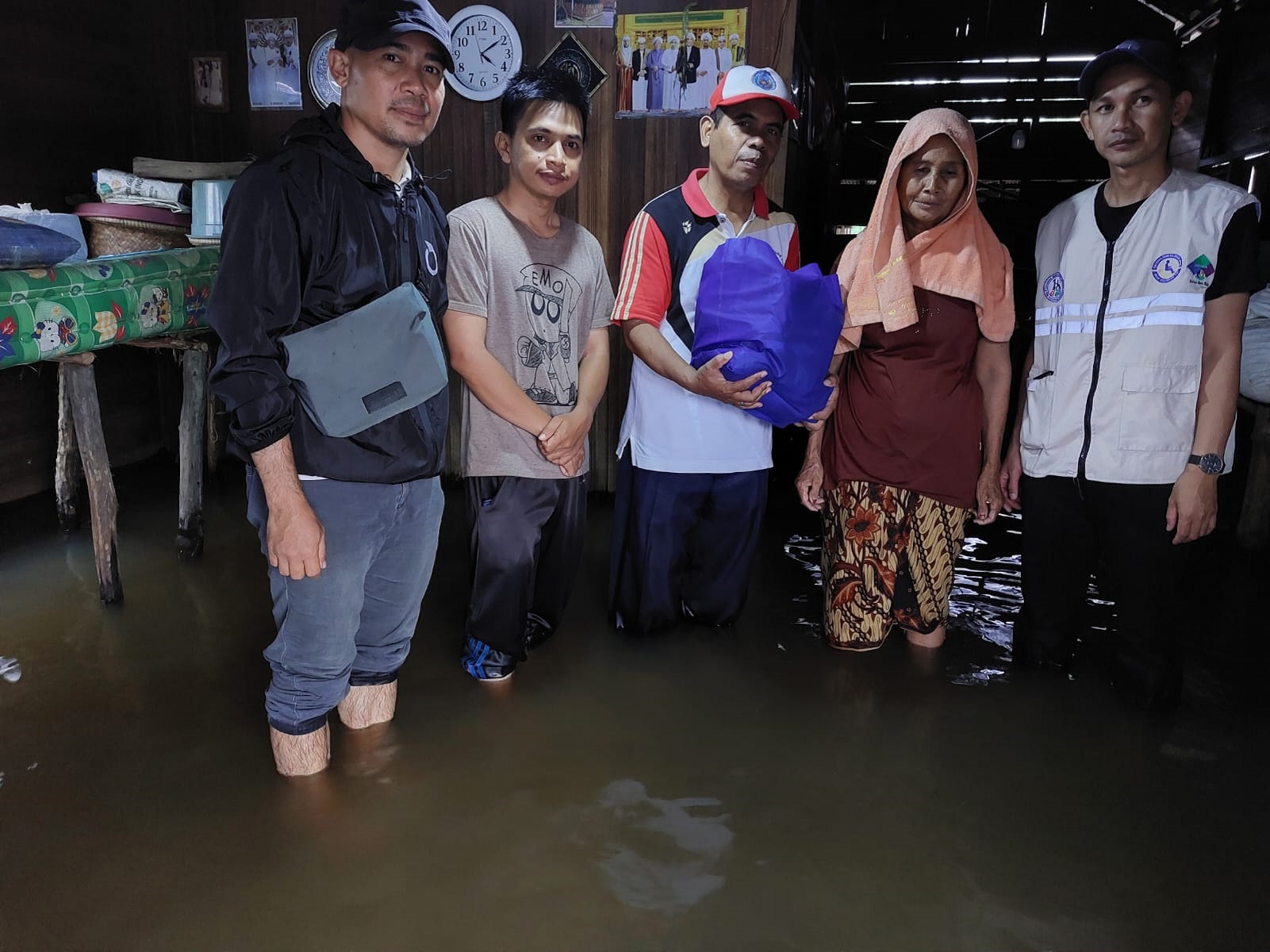 Lansia dan Penyandang Disabilitas Terdampak Banjir Terima Bantuan Logistik