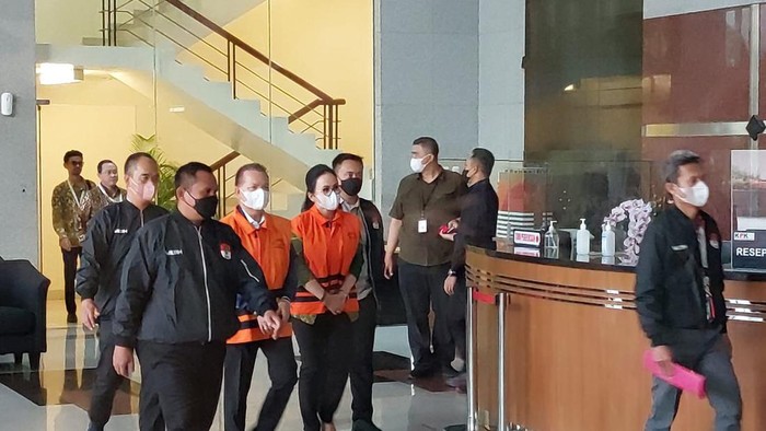Bupati Kapuas Ben Brahim S Bahat dan Istrinya Anggota DPR RI Ditetapkan Tersangka Oleh KPK