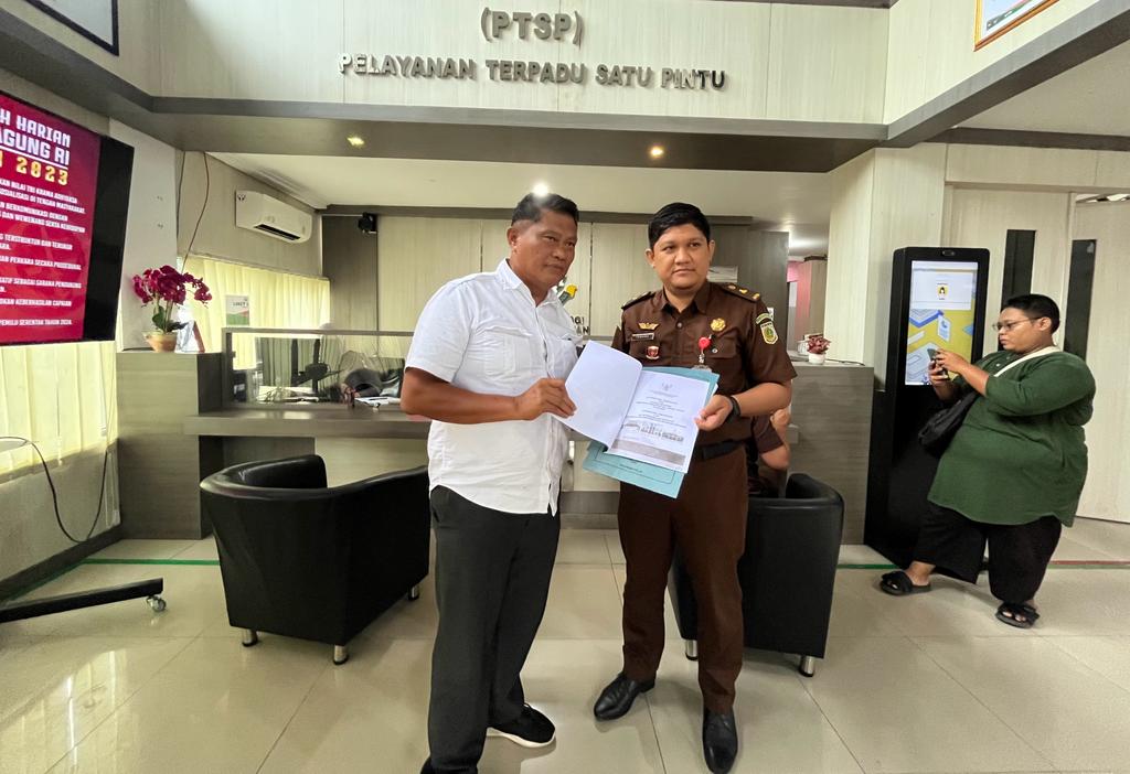 Diduga Ada Penyimpangan Anggaran Belanja Hibah di DPRD HST, Kaki Kalsel Serahkan Laporan Hasil Temuan BPK RI Kalsel