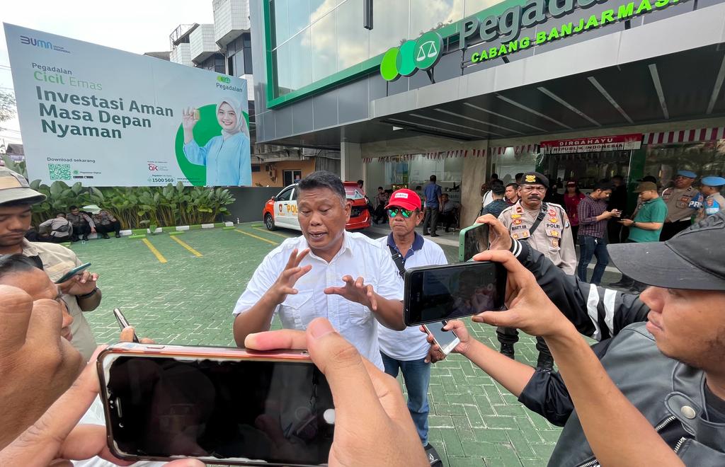 Diduga Selewengkan Dana Nasabah, Kaki Kalsel Bersama Korban Geruduk Kantor Pegadaian Banjarmasin