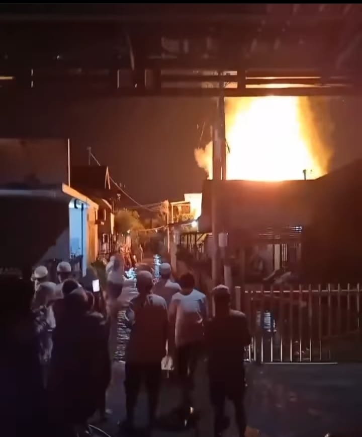 Jelang Tengah Malam, Jago Merah Amuk Satu Rumah dan Satu Bedak di Gang Sepakat Sutoyo S Banjarmasin       
