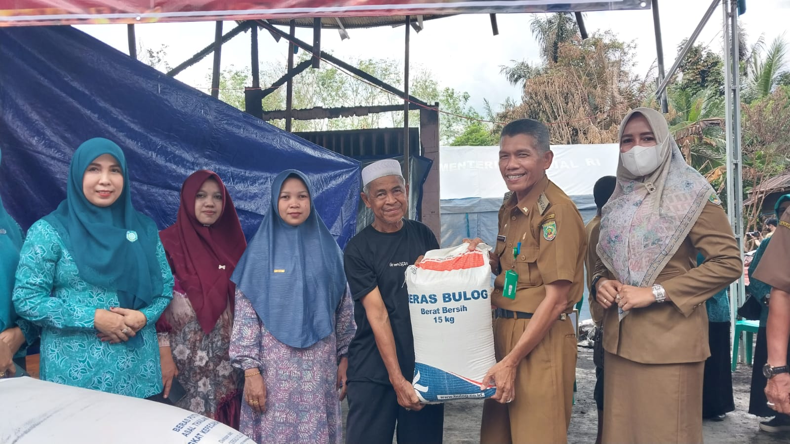 DKP3 Salurkan Bantuan Beras Untuk Korban Kebakaran Di Desa Pulantan