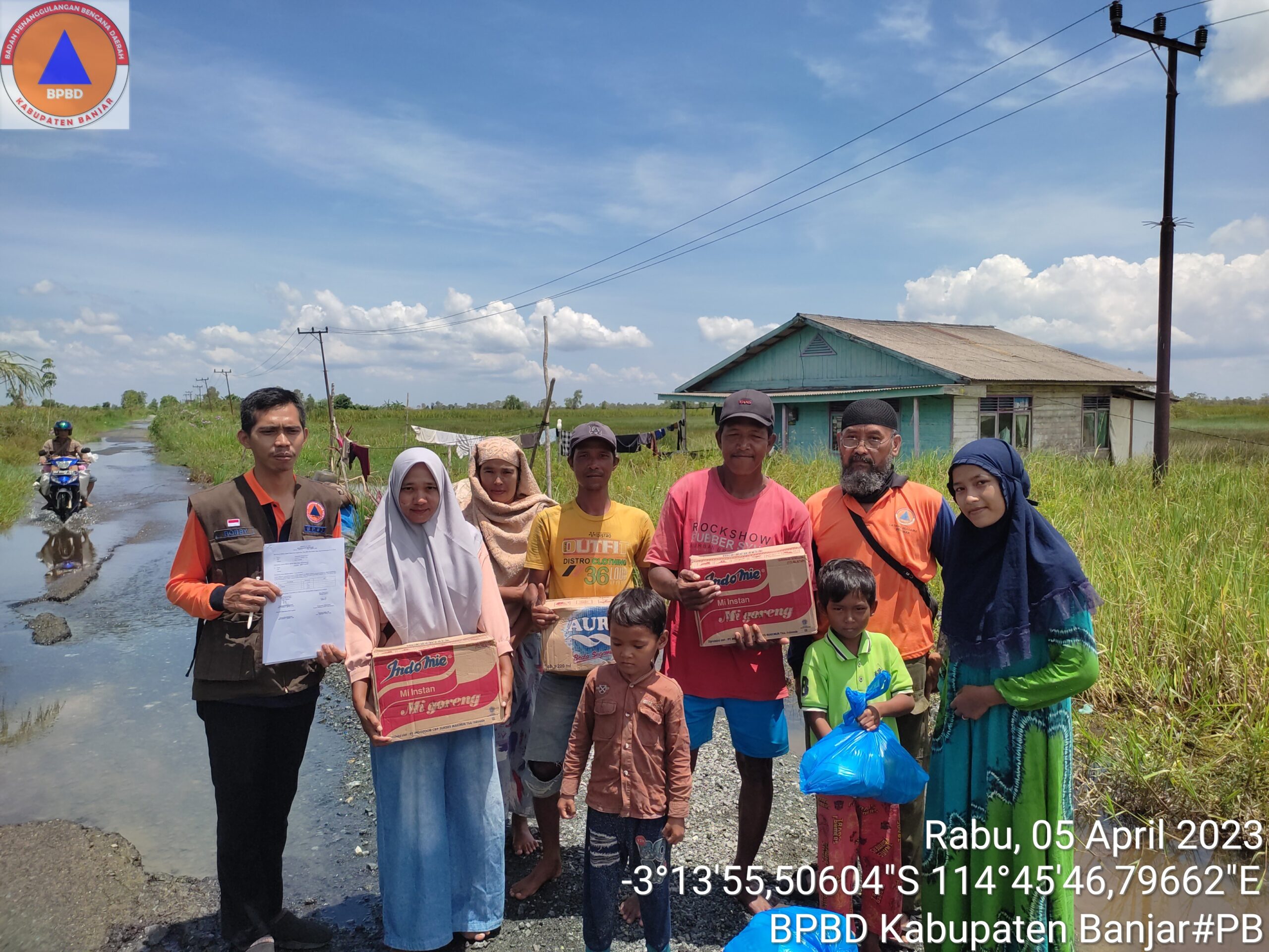 BPBD Banjar Salurkan Bantuan Logistik ke Desa Tajau Landung